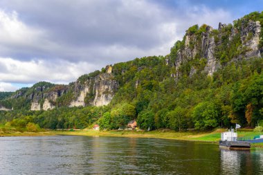 Bastei bakış açısından Elbe nehri ve Rathen kasabasının güzel manzarası, Sandstone dağları, Sakson İsviçre Ulusal Parkı, Almanya