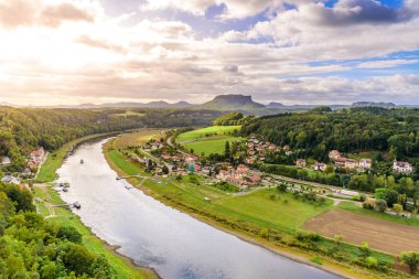 Bastei bakış açısından Elbe nehri ve Rathen kasabasının güzel manzarası, Sandstone dağları, Sakson İsviçre Ulusal Parkı, Almanya