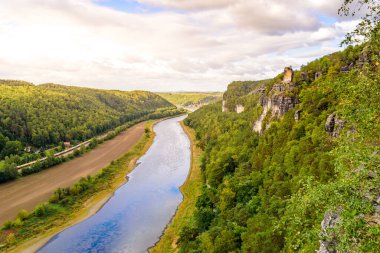 Elbe Nehri 'nin Bastei bakış açısından bakın. Almanya' nın Sakson İsviçre Ulusal Parkı 'ndaki Sandstone dağlarının güzel manzarası.