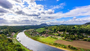 Bastei bakış açısından Elbe nehri ve Rathen kasabasının güzel manzarası, Sandstone dağları, Sakson İsviçre Ulusal Parkı, Almanya