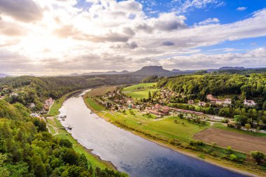 Bastei bakış açısından Elbe nehri ve Rathen kasabasının güzel manzarası, Sandstone dağları, Sakson İsviçre Ulusal Parkı, Almanya
