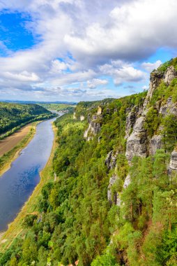 Elbe Nehri 'nin Bastei bakış açısından bakın. Almanya' nın Sakson İsviçre Ulusal Parkı 'ndaki Sandstone dağlarının güzel manzarası.