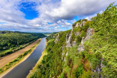 Elbe Nehri 'nin Bastei bakış açısından bakın. Almanya' nın Sakson İsviçre Ulusal Parkı 'ndaki Sandstone dağlarının güzel manzarası.