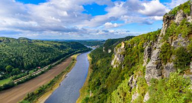 Elbe Nehri 'nin Bastei bakış açısından bakın. Almanya' nın Sakson İsviçre Ulusal Parkı 'ndaki Sandstone dağlarının güzel manzarası.