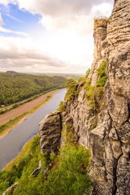 Elbe Nehri 'nin Bastei bakış açısından bakın. Almanya' nın Sakson İsviçre Ulusal Parkı 'ndaki Sandstone dağlarının güzel manzarası.
