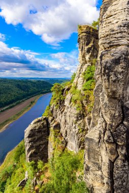 Elbe Nehri 'nin Bastei bakış açısından bakın. Almanya' nın Sakson İsviçre Ulusal Parkı 'ndaki Sandstone dağlarının güzel manzarası.