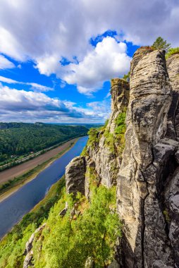 Elbe Nehri 'nin Bastei bakış açısından bakın. Almanya' nın Sakson İsviçre Ulusal Parkı 'ndaki Sandstone dağlarının güzel manzarası.