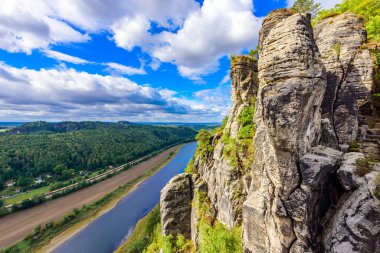 Elbe Nehri 'nin Bastei bakış açısından bakın. Almanya' nın Sakson İsviçre Ulusal Parkı 'ndaki Sandstone dağlarının güzel manzarası.