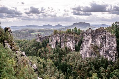 Bastei Ulusal Parkı Sakson İsviçre, Elbe Nehri üzerindeki Elbe Kum Taşı Dağları, Almanya.