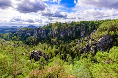 Bastei Ulusal Parkı Sakson İsviçre, Elbe Nehri üzerindeki Elbe Kum Taşı Dağları, Almanya.