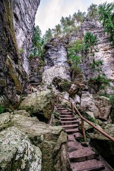 Bastei Ulusal Parkı 'ndaki Schwedenloecher Vadisi' nde yürüyüş. İsviçre, Elbe Nehri üzerindeki Elbe Kum Taşı Dağları, Almanya..