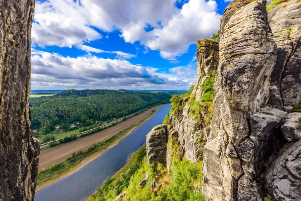 Elbe Nehri 'nin Bastei bakış açısından bakın. Almanya' nın Sakson İsviçre Ulusal Parkı 'ndaki Sandstone dağlarının güzel manzarası.