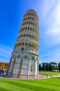 Pisa Katedrali (Duomo di Pisa) ile birlikte Pisa Piazza dei Miracoli 'deki Eğik Pisa Kulesi, Tuscany, İtalya. Dünyaca ünlü turistik eğlence ve seyahat merkezi.