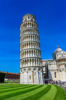Pisa Katedrali (Duomo di Pisa) ile birlikte Pisa Piazza dei Miracoli 'deki Eğik Pisa Kulesi, Tuscany, İtalya. Dünyaca ünlü turistik eğlence ve seyahat merkezi.