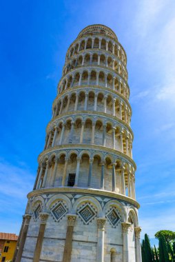 Pisa Katedrali (Duomo di Pisa) ile birlikte Pisa Piazza dei Miracoli 'deki Eğik Pisa Kulesi, Tuscany, İtalya. Dünyaca ünlü turistik eğlence ve seyahat merkezi.