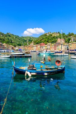 Portofino, İtalya - Küçük körfezde renkli evleri ve yatı olan liman kasabası. Liguria, Cenova bölgesi, İtalya. Yaz mevsiminde güzel deniz manzaralı İtalyan balıkçı köyü.