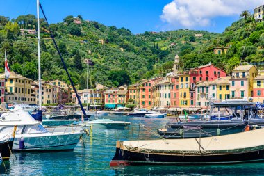 Portofino, İtalya - Küçük körfezde renkli evleri ve yatı olan liman kasabası. Liguria, Cenova bölgesi, İtalya. Yaz mevsiminde güzel deniz manzaralı İtalyan balıkçı köyü.