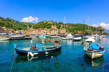 Portofino, İtalya - Küçük körfezde renkli evleri ve yatı olan liman kasabası. Liguria, Cenova bölgesi, İtalya. Yaz mevsiminde güzel deniz manzaralı İtalyan balıkçı köyü.