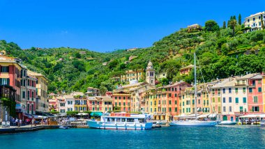 Portofino, İtalya - Küçük körfezde renkli evleri ve yatı olan liman kasabası. Liguria, Cenova bölgesi, İtalya. Yaz mevsiminde güzel deniz manzaralı İtalyan balıkçı köyü.