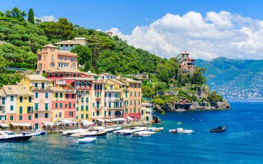 Portofino, İtalya - Küçük körfezde renkli evleri ve yatı olan liman kasabası. Liguria, Cenova bölgesi, İtalya. Yaz mevsiminde güzel deniz manzaralı İtalyan balıkçı köyü.