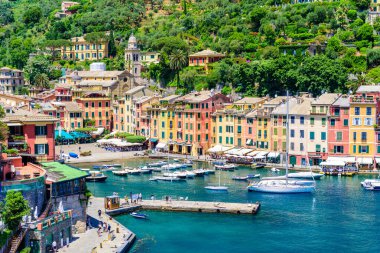 Portofino, İtalya - Küçük körfezde renkli evleri ve yatı olan liman kasabası. Liguria, Cenova bölgesi, İtalya. Yaz mevsiminde güzel deniz manzaralı İtalyan balıkçı köyü.