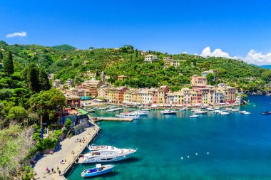 Portofino, İtalya - Küçük körfezde renkli evleri ve yatı olan liman kasabası. Liguria, Cenova bölgesi, İtalya. Yaz mevsiminde güzel deniz manzaralı İtalyan balıkçı köyü.