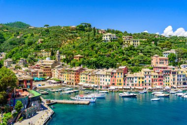 Portofino, İtalya - Küçük körfezde renkli evleri ve yatı olan liman kasabası. Liguria, Cenova bölgesi, İtalya. Yaz mevsiminde güzel deniz manzaralı İtalyan balıkçı köyü.