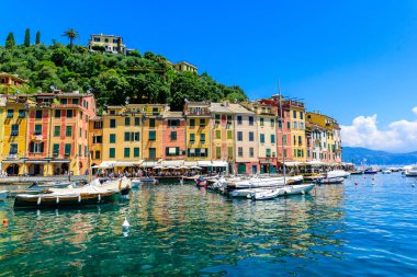 Portofino, İtalya - Küçük körfezde renkli evleri ve yatı olan liman kasabası. Liguria, Cenova bölgesi, İtalya. Yaz mevsiminde güzel deniz manzaralı İtalyan balıkçı köyü.