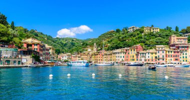 Portofino, İtalya - Küçük körfezde renkli evleri ve yatı olan liman kasabası. Liguria, Cenova bölgesi, İtalya. Yaz mevsiminde güzel deniz manzaralı İtalyan balıkçı köyü.
