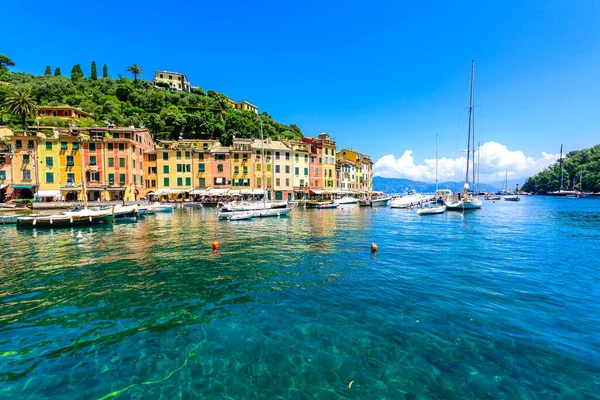 イタリアのポルトフィーノ 小さな湾にカラフルな家やヨットと港の町 イタリア ジェノヴァ州リグーリア州 夏の海の景色が美しいイタリアの漁村 — ストック写真