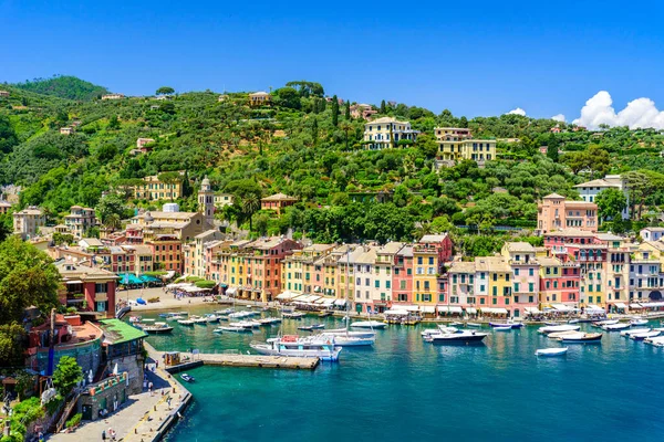 Portofino Itália Cidade Portuária Com Casas Coloridas Iate Pequena Baía — Fotografia de Stock