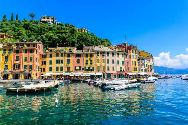 Portofino Itália Cidade Portuária Com Casas Coloridas Iate Pequena Baía — Fotografia de Stock