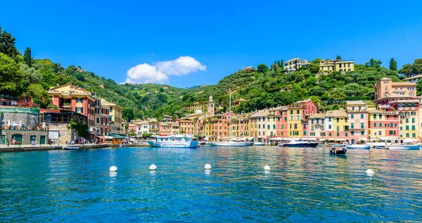 Portofino Italia Ciudad Del Puerto Con Casas Coloridas Yate Pequeña — Foto de Stock