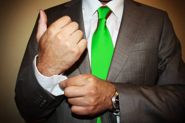 Üzletember Zöld Nyakkendővel — Stock Fotó