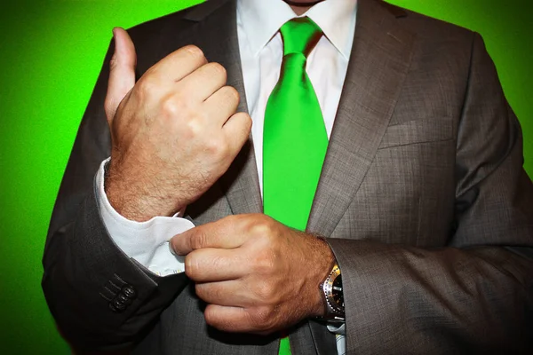 Obchodní Muž Zelenou Kravatou Zeleném Pozadí — Stock fotografie