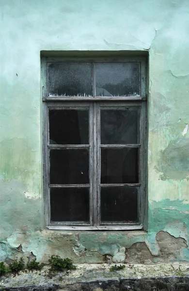 Altes schmutziges Fenster an alter schmutziger Wand — Stockfoto