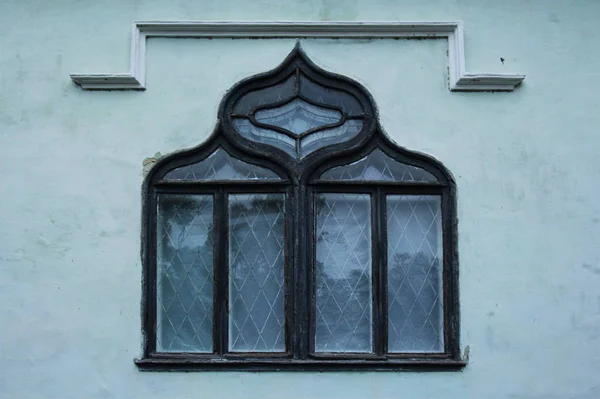 Altes schmutziges Fenster an alter schmutziger Wand — Stockfoto