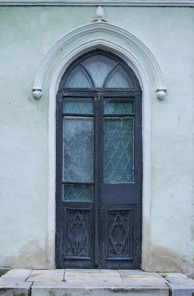 Старе брудне вікно на старій брудній стіні — стокове фото