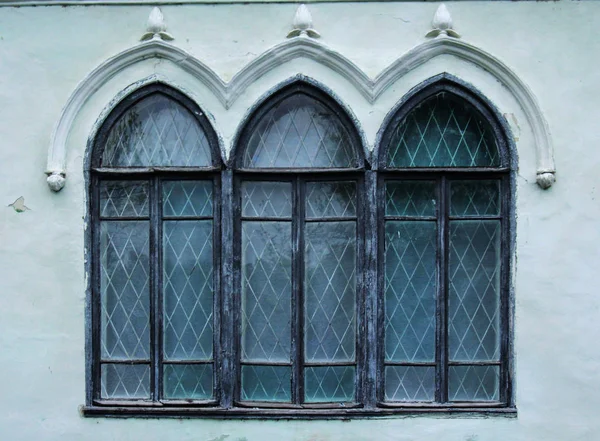 Старое грязное окно на старой грязной стене — стоковое фото