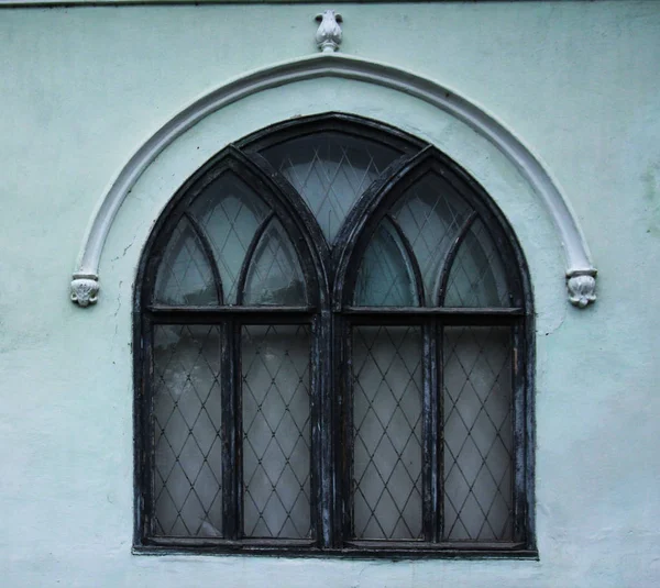 Altes schmutziges Fenster an alter schmutziger Wand — Stockfoto