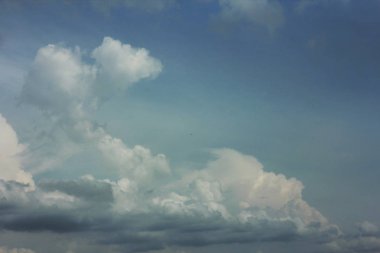 yaz bahar bulutlu mavi gökyüzü