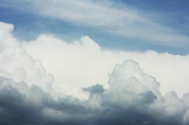 yaz bahar bulutlu mavi gökyüzü