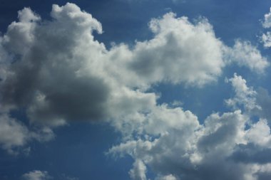 yaz bahar bulutlu mavi gökyüzü