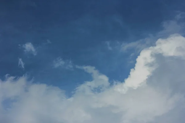Verão primavera céu azul nublado — Fotografia de Stock