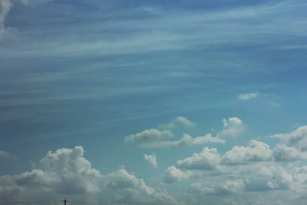 Sommer Frühling bewölkt blauer Himmel — Stockfoto