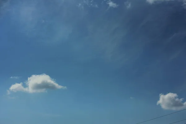 Sommer Frühling bewölkt blauer Himmel — Stockfoto