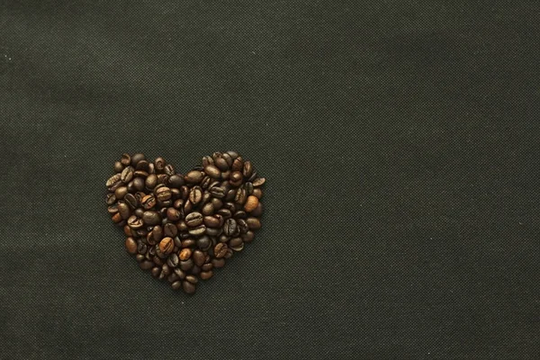 Corazón de granos de café sobre fondo blanco . — Foto de Stock