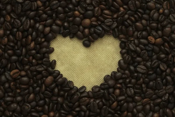 Coração de grãos de café no fundo branco . — Fotografia de Stock