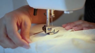 Eller bir dikiş makinesi dikiş