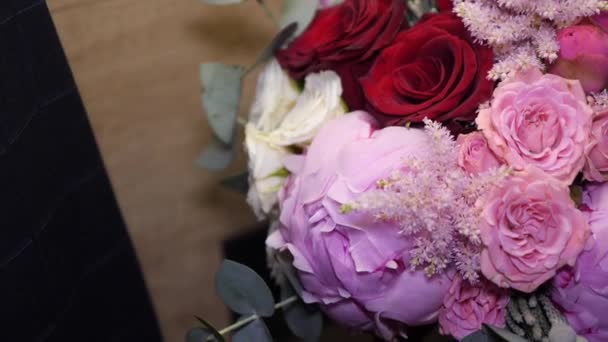 Een Boeket Bloemen Een Nightstand — Stockvideo